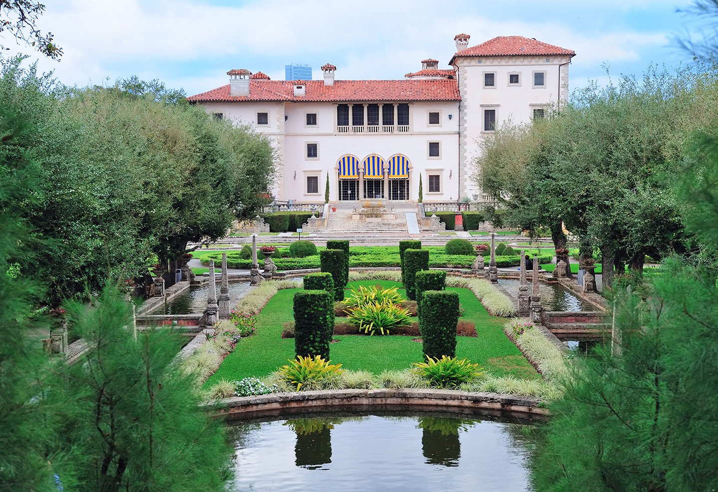 16 Gorgeous Villa Water Front